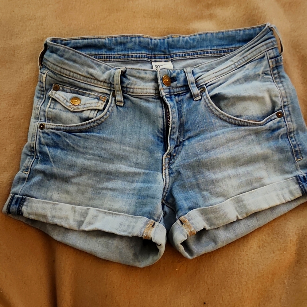 Low waist light blue cuffed shorts. 💙 Excellent condition, size 26 waist